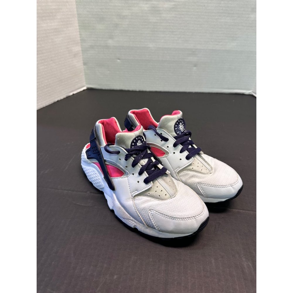 WOMENS NIKE AIR HUARACHE RUNNING SHOES. SIZE 7y Womens 9